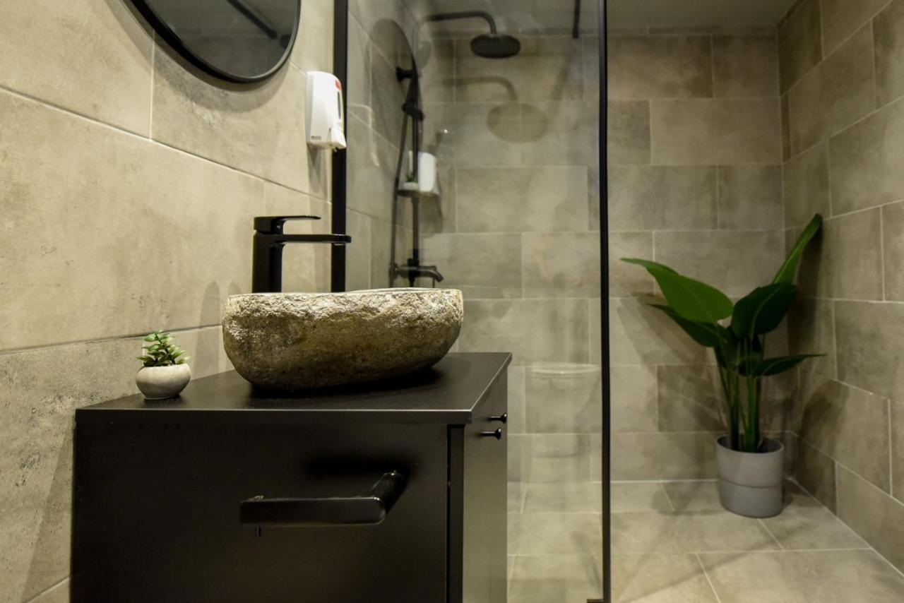 Luxury Apartment Near Radisson Hotel - Wall Projector & Modern Design Bucureşti Exterior foto
